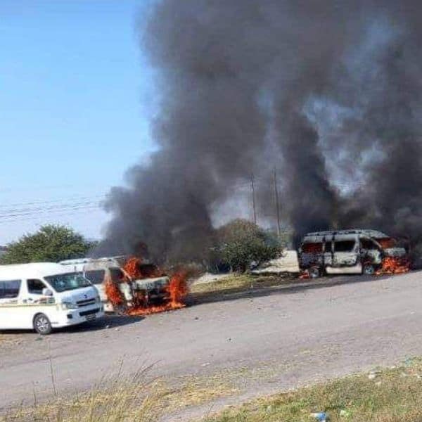 Noordwes-gemeenskap verbrand taxi’s nadat bestuurders ‘nuwe reël’ afdwing